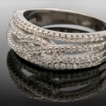 טבעת עשויה כסף משובצת אבני חן