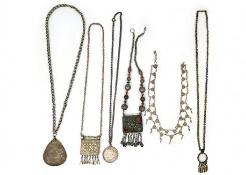 6 תכשיטים אתניים שונים, עשויים 'כסף נמוך' חלקם משובצים