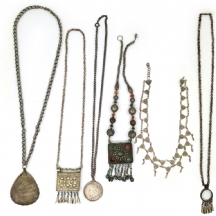 6 תכשיטים אתניים שונים, עשויים 'כסף נמוך' חלקם משובצים