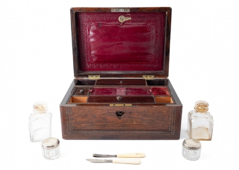 סט טיפוח אנגלי עתיק (Vanity Box), תקופה ויקטוריאנית, המאה ה-19