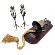 זוג חפצי נוי שונים עשוים מתכת