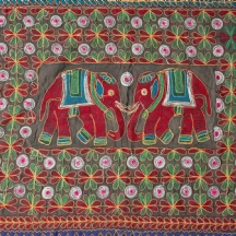 רקמה הודית המתארת זוג פילים במרכזה