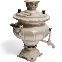 סמובר רוסי קלאסי עשוי מתכת עם ידיות בקליט