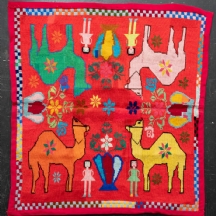 שטיח ארוג בעבודת יד דמויות גמלים בצבעי צהוב וכתום עם עיטורים פרחוניים