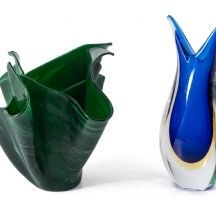 שני פרטי זכוכית, אגרטל מורנו חתום ואגרטל ממחטה (Handkerchief Vase)