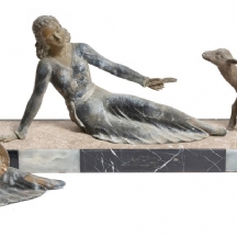 שני פסלי אר דקו עשויים שפלטר בדמות נערה וטלה