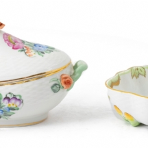 שני כלי פורצלן הונגרים, מתוצרת הרנד (Herend) מעוטרים ציורי יד בדגם ויקטוריה