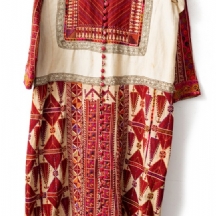 שמלה פלסטינית רקומה בעבודת יד