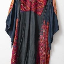 שמלה פלסטינית רקומה בעבודת יד