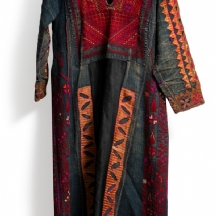 שמלה פלסטינית רקומה בעבודת יד