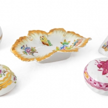 חמישה כלי פורצלן הונגרים שונים כולם מתוצרת "הרנד" (Herend)