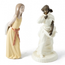 שני פסלי פורצלן חתומים