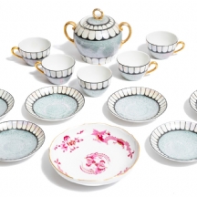 כלי פורצלן עתיקים שונים