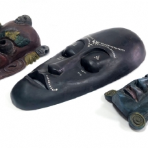 3 מסיכות ממקומות שונים בעולם עשויות עץ מגולף בעבודת יד