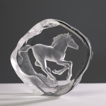 פסל קריסטל בדמות סוס דוהר, עשוי עבודת יד, מאטס יונסון (Mats Jonasson, נ. 1959)