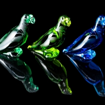 שלושה קישוטים שולחניים תוצרת 'בקרה' (Baccarat crystal), בדמות ציפורים, חתומים