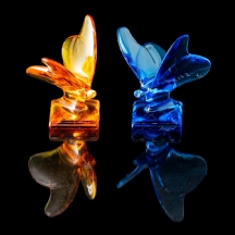 שני קישוטים שולחניים תוצרת 'בקרה' (Baccarat crystal), בדמות פרפרים, חתומים