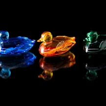 שלושה קישוטים שולחניים תוצרת 'בקרה' (Baccarat crystal), בדמות ברווזים, חתומים