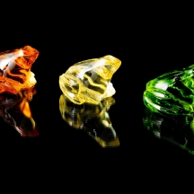 שלושה קישוטים שולחניים תוצרת 'בקרה' (Baccarat crystal), בדמות צפרדעים, חתומים