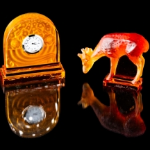 שני חפצי יוקרה שולחניים מקריסטל מתוצרת בקרה ולליק