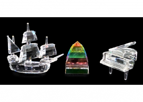 3 פסלוני קריסטל סברובסקי (SWAROVSKI) בצורת סירה ופסנתר, חתומים