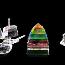 3 פסלוני קריסטל סברובסקי (SWAROVSKI) בצורת סירה ופסנתר, חתומים