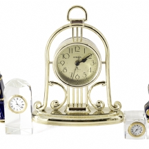 חמישה שעונים שולחנים שונים, יצרנים חומרים ודגמים שונים