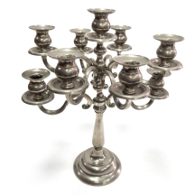 קנדלברה שולחנית לתשעה נרות עשויה פיוטר