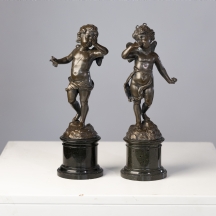 זוג פסלי ברונזה צרפתים בדמות מלאכים, עפ"י אוגוסט מורו, לא חתומים