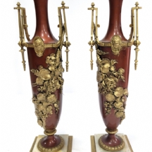 זוג אגרטלי ברונזה צרפתים עתיקים מסוף המאה ה-19, פטינה חומה אדמדמה, בסיס שיש דקים