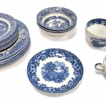 19 כלי חרס שונים (יצרנים ודגמים שונים) כולם מעוטרים בהדפסים מועברים בכחול על לבן