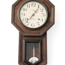 קופסת שעון קיר עשויה עץ (ללא מנגנון) עבר הסבה לבטריות, יש מטוטלת