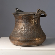 דלי נחושת פרסי עתיק מסוף תקופת האימפריה הספווית (Safavid Dynasty)