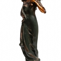 'נערה עם שימשיה' - פסל רצפה גבוה עשוי חומר יצוק (לא מתכת)