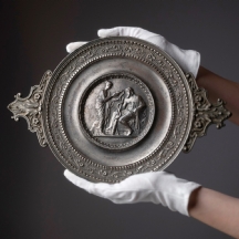 טזה צרפתית עתיקה מהמאה ה-19 מעוטרת בדמותם של אל הרפואה ובתו אלת ההגיינה