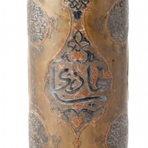 תרמיל פגז משנת 1905 עשוי מעוטר בעבודת דמשק ומשובץ בנחושת וכסף