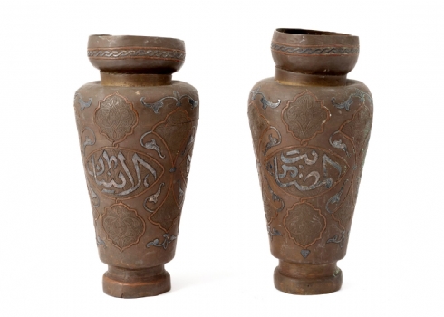 זוג כדים איסלמים עשויים בעבודת דמשק, עשויים פליז ומשובצים נחושת וכסף