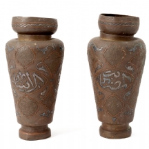 זוג כדים איסלמים עשויים בעבודת דמשק, עשויים פליז ומשובצים נחושת וכסף