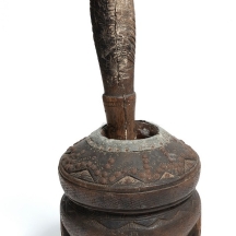 מכתש עץ עתיק ועלי תואם, מגולף ביד ומעוטר עיטורי מתכת שונים, צפון אפריקאי/ בדואי