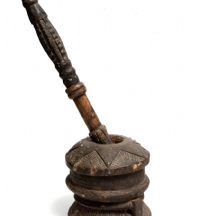 מכתש עץ עתיק ועלי תואם, מגולף ביד ומעוטר עיטורי מתכת שונים, צפון אפריקאי / בדואי