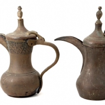 שתי דלות איסלמיות / בדואיות עתיקות, עשויות נחושת, דגמים וגדלים שונים