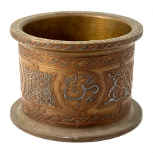 מכתש ברונזה עתיק (ללא עלי) מעוטר בעבודת דמשק (משובץ נחושת וכסף), סוריה או מצרים