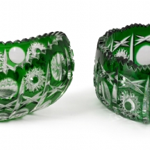 2 כלי קריסטל ירוקים, עשויים בליטוש מסוג cut to clear