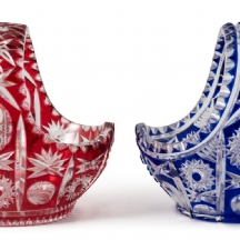 2 כלי קריסטל צבעוניים, מעוצבים בצורת סלסלות מעוטרים בליטוש מסוג cut to clear