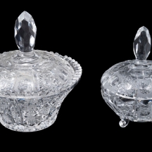 שתי קופסאת קריסטל עגולות ומכסה תואם
