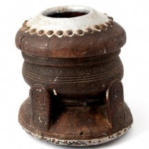 מכתש עץ עתיק ללא עלי, מגולף ביד ומעוטר עיטורי מתכת שונים, צפון אפריקה / בדואי