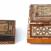 שתי תיבות עץ סוריות, מעוטרות בשיבוץ מסוג 'קאטם קארי' (Khatam Kari)