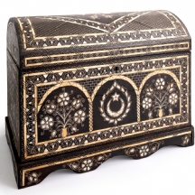 תיבת עץ איסלאמית טורקית משובצת פיסות אם הפנינה, עצם וחוטי מתכת כסופים