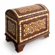 תיבה איסלאמית עשויה עץ, משובצת פיסות אם הפנינה ועצם