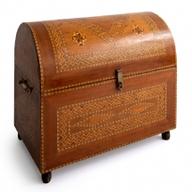 תיבה איסלאמית עשויה עץ, מעוטרת בעבודת שיבוץ מסוג פרקטרי (Parquetry)